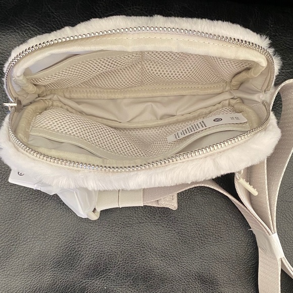 NWT LULULEMON EVERYWHERE BELT BAG PLUSH FLEECE BONE/SILVER 1L - Picture 5 of 8